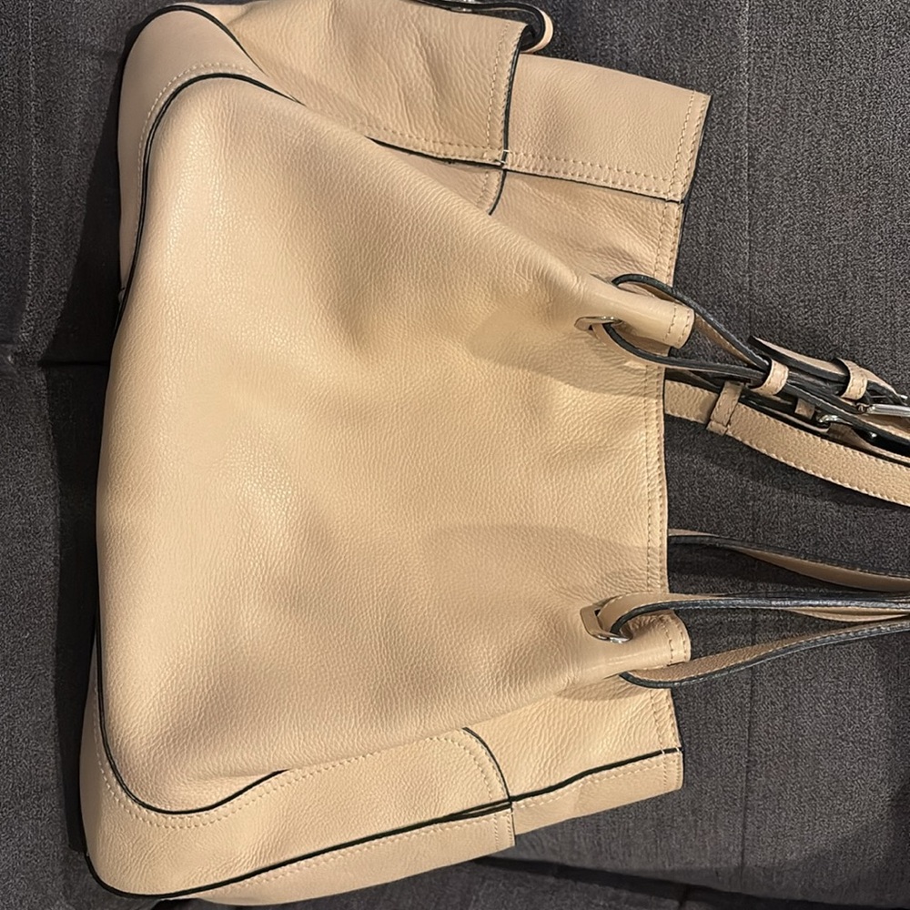 Prada Cream Hobo Bag with Luxurious Leather Finish - Picture 2 of 6